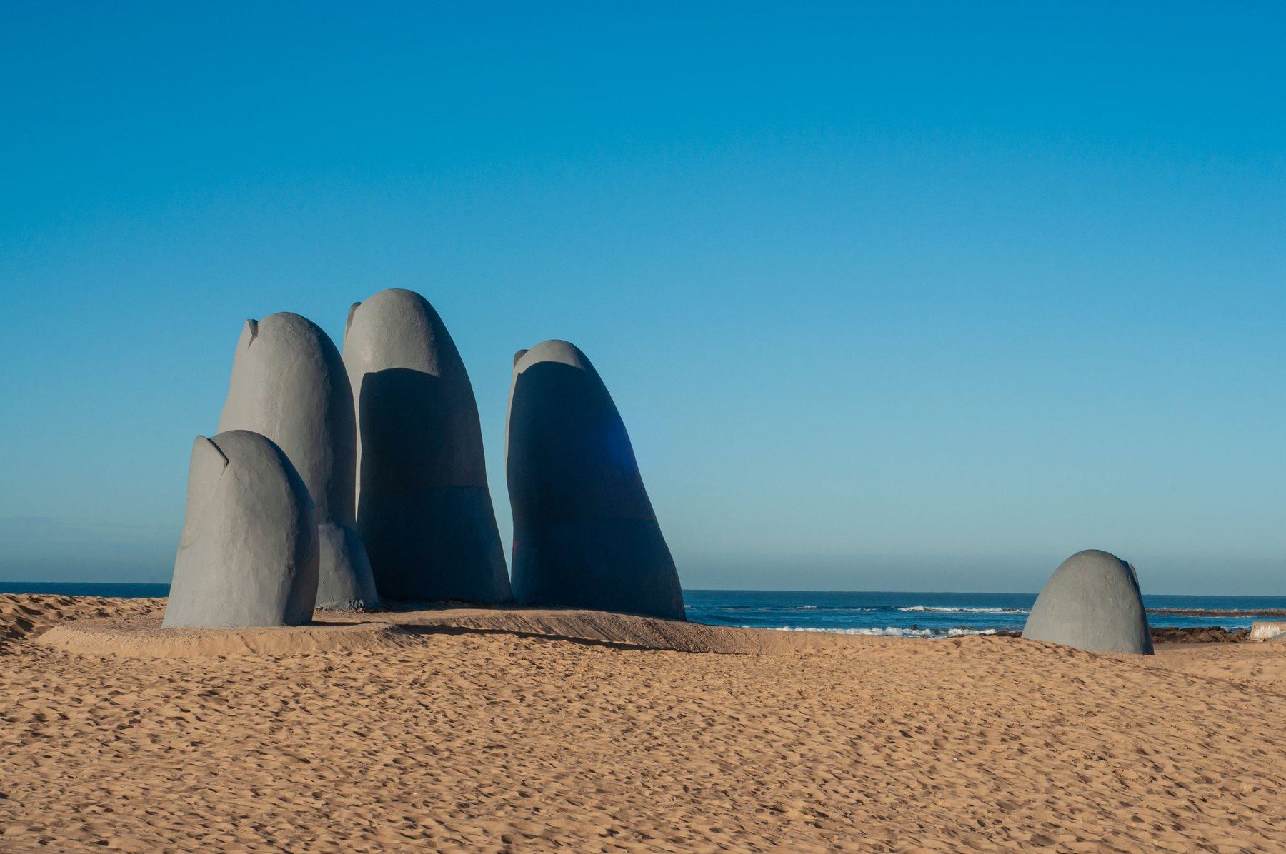 La Mano, o Los Dedos, la escultura de Mario Irarrázabal emergiendo de la arena de la Playa Brava en Punta del Este