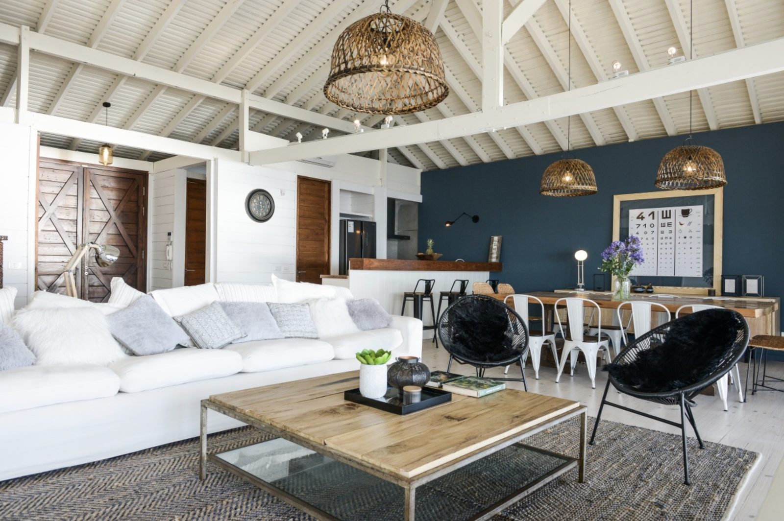 Salon lumineux d'une maison de plage avec plafond en bois à La Barra