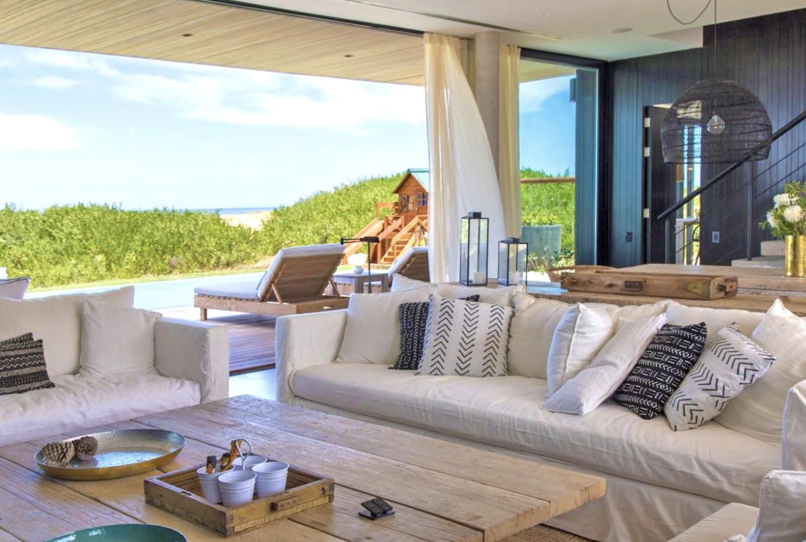 Salon ouvert sur la piscine et les dunes dans une maison en front de mer à José Ignacio