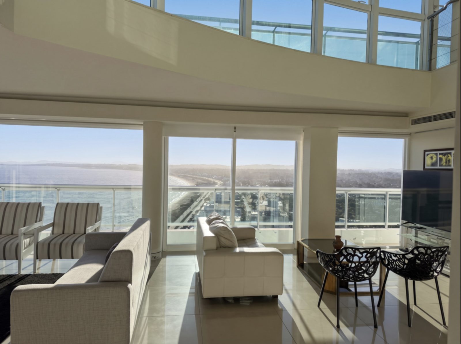 Sala de um duplex em torre com vista panorâmica para a baía de Playa Mansa, Punta del Este