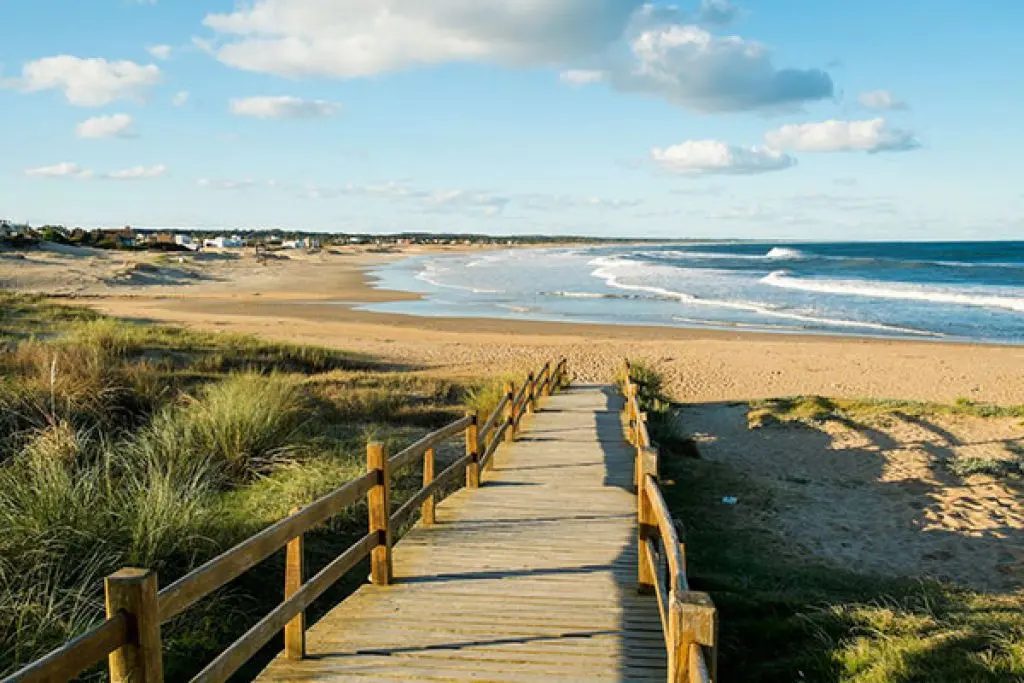 Pasarela de madera bajando entre los médanos a la playa de Manantiales