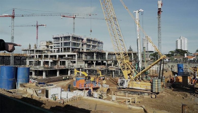 Obra de un gran desarrollo en Punta del Este con varias grúas trabajando sobre los cimientos