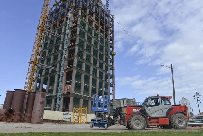 Torre en construcción en Punta del Este, con la estructura a la vista y la grúa montada