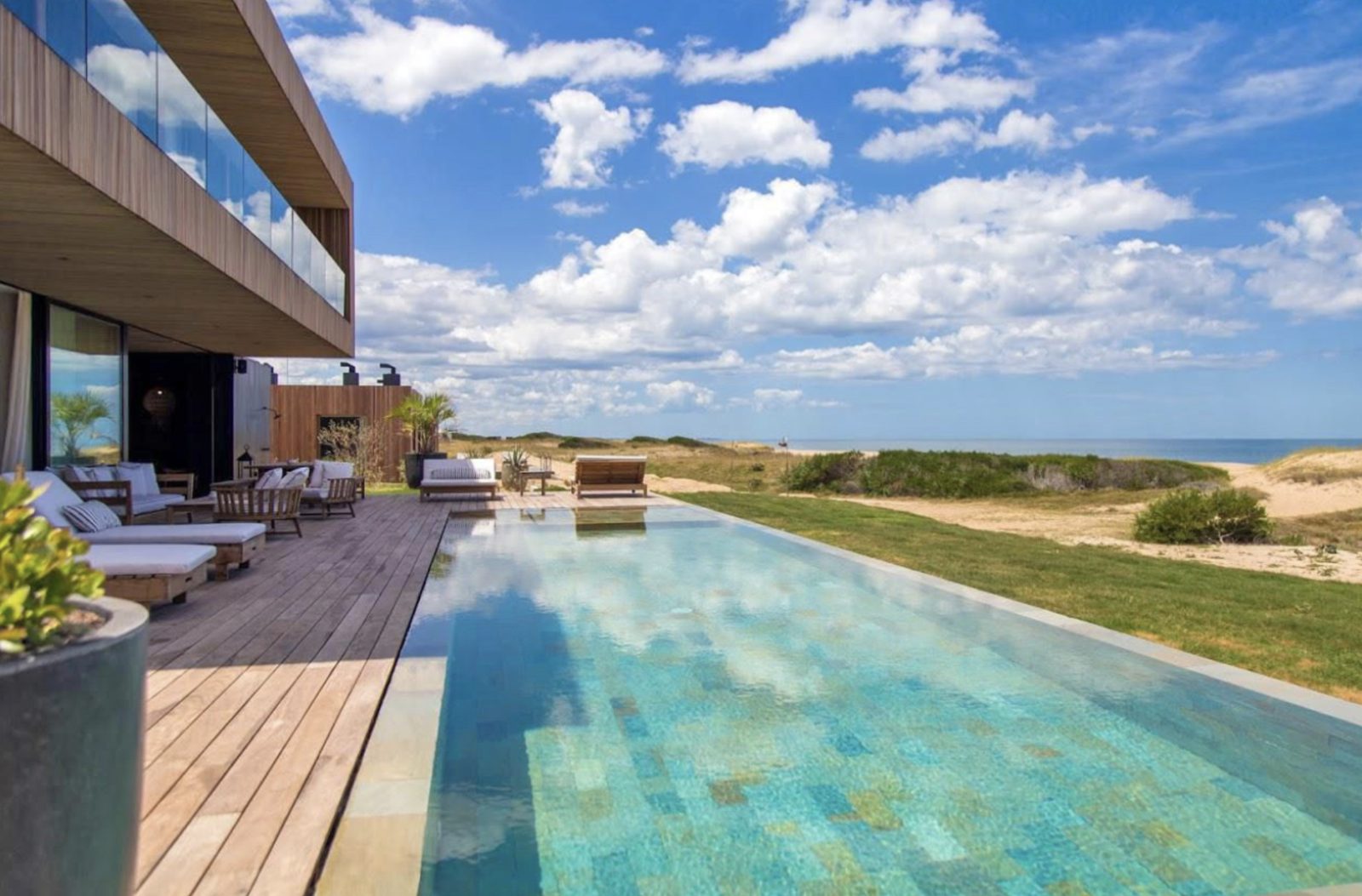Infinity pool of a modern house with sea views in José Ignacio