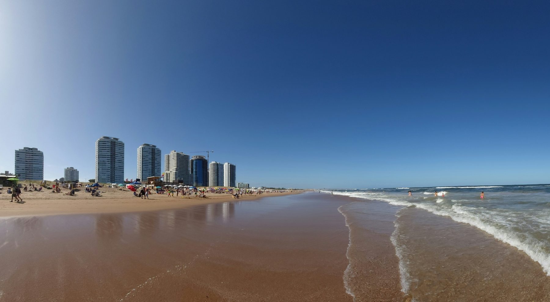 Panorámica de la Playa Brava de Punta del Este con las torres frente al mar
