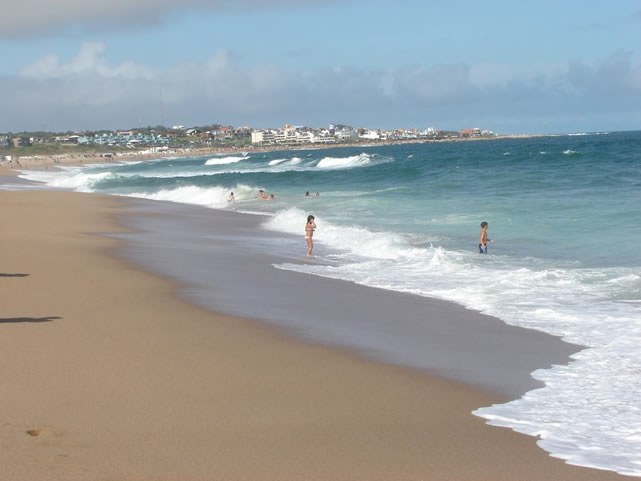 Playa de Manantiales, en Punta del Este, con el pueblo al fondo