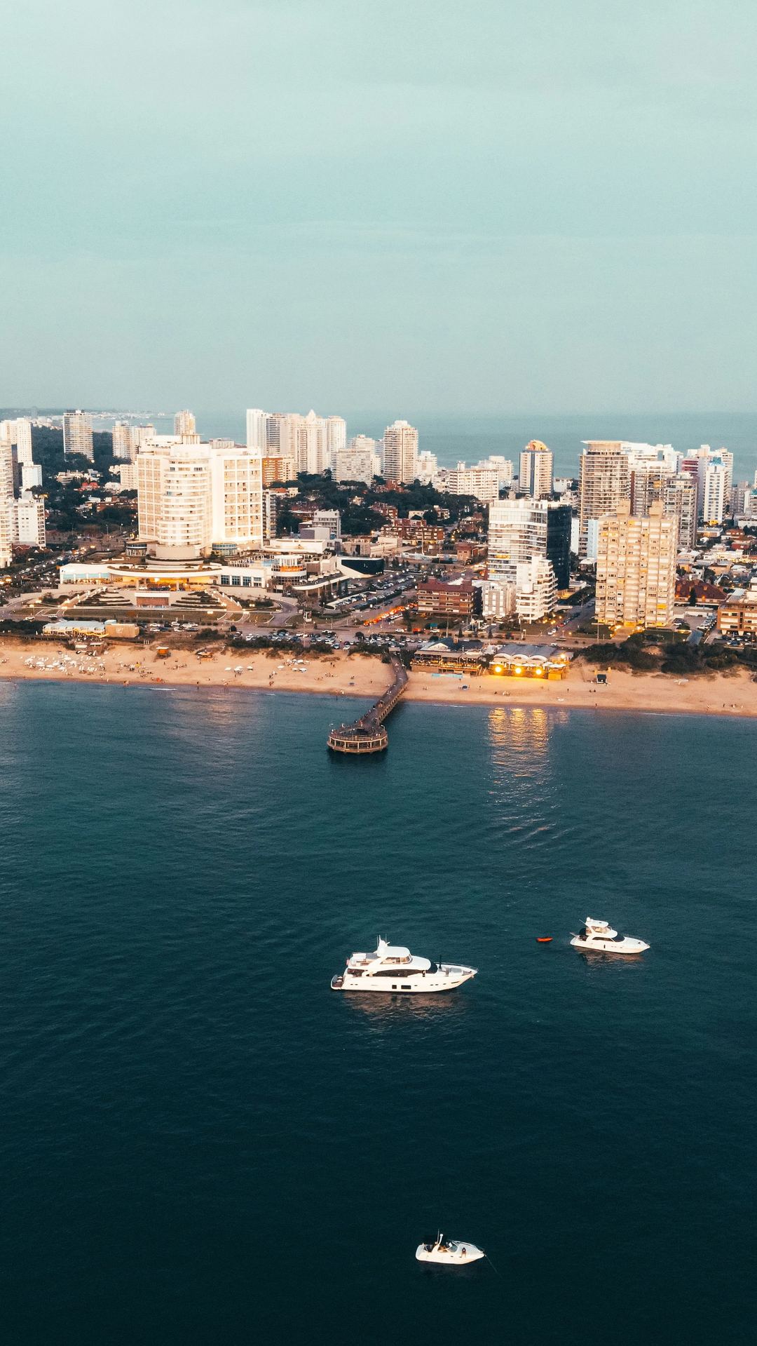 Vista aérea del muelle de la Playa Mansa de Punta del Este, con el skyline y los yates fondeados