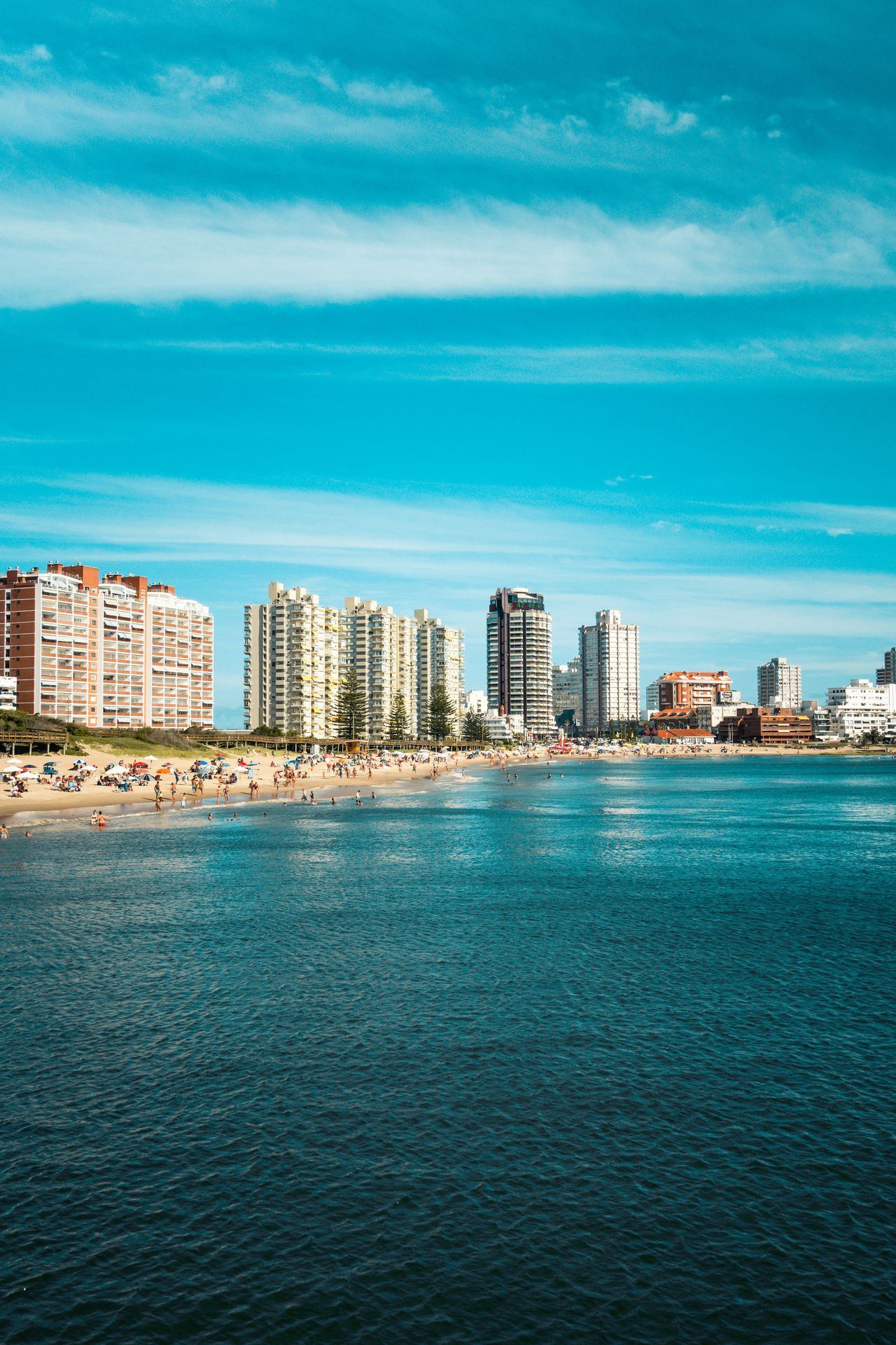 Skyline de Punta del Este sobre el mar