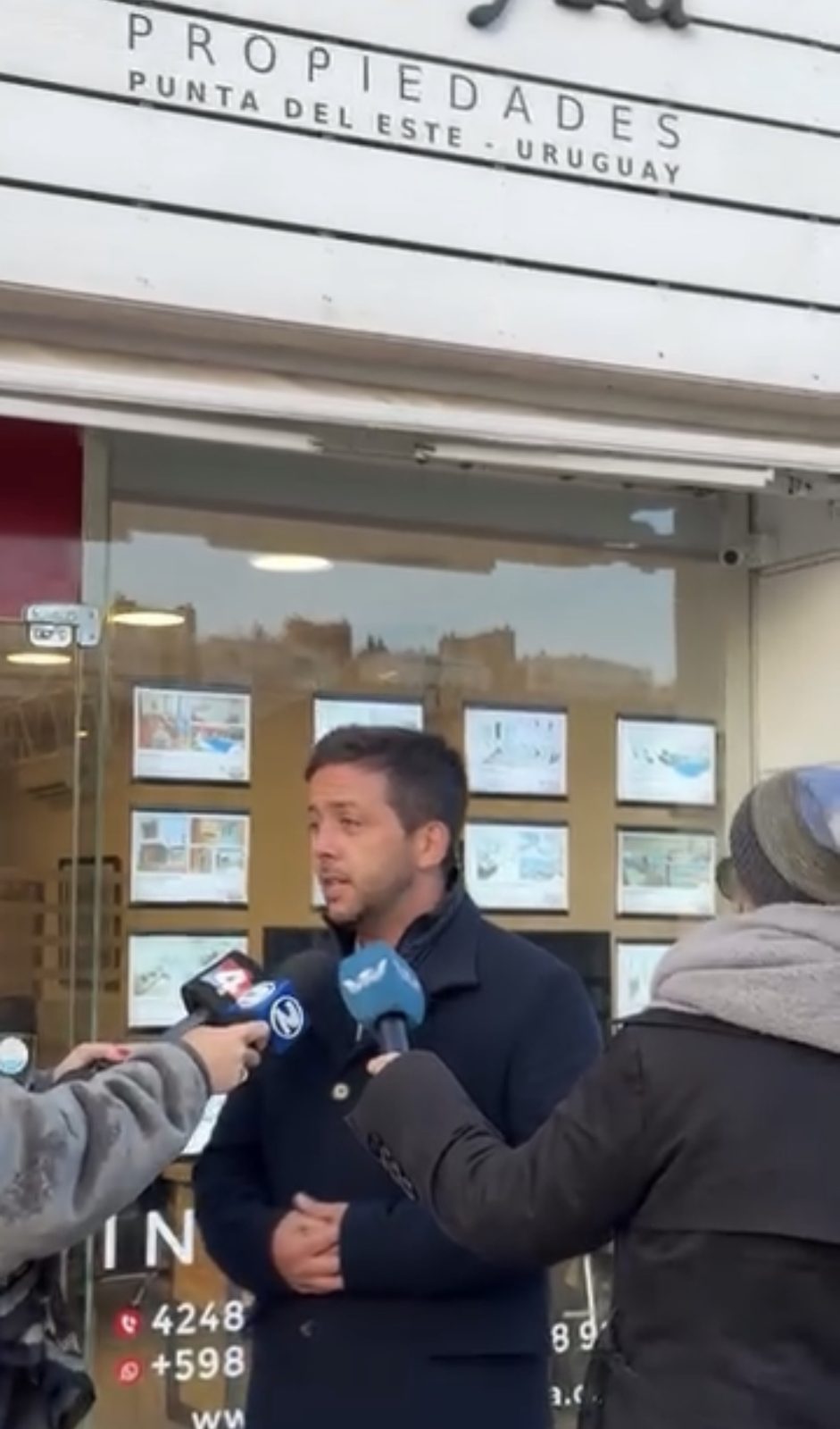 Santiago Pereyra frente a la oficina con los micrófonos de Canal 4 y VTV