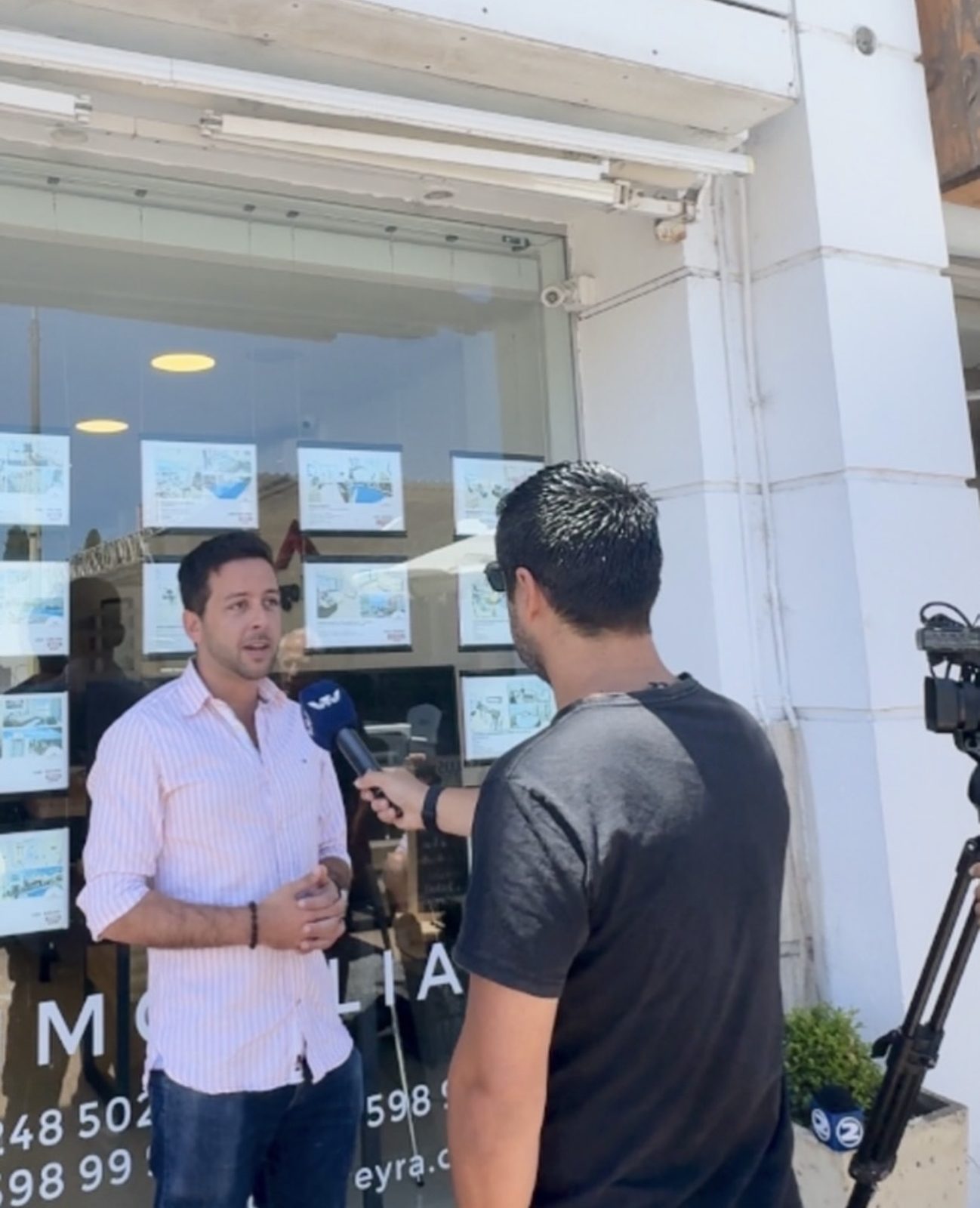 Santiago Pereyra entrevistado por VTV Noticias frente a la oficina en verano
