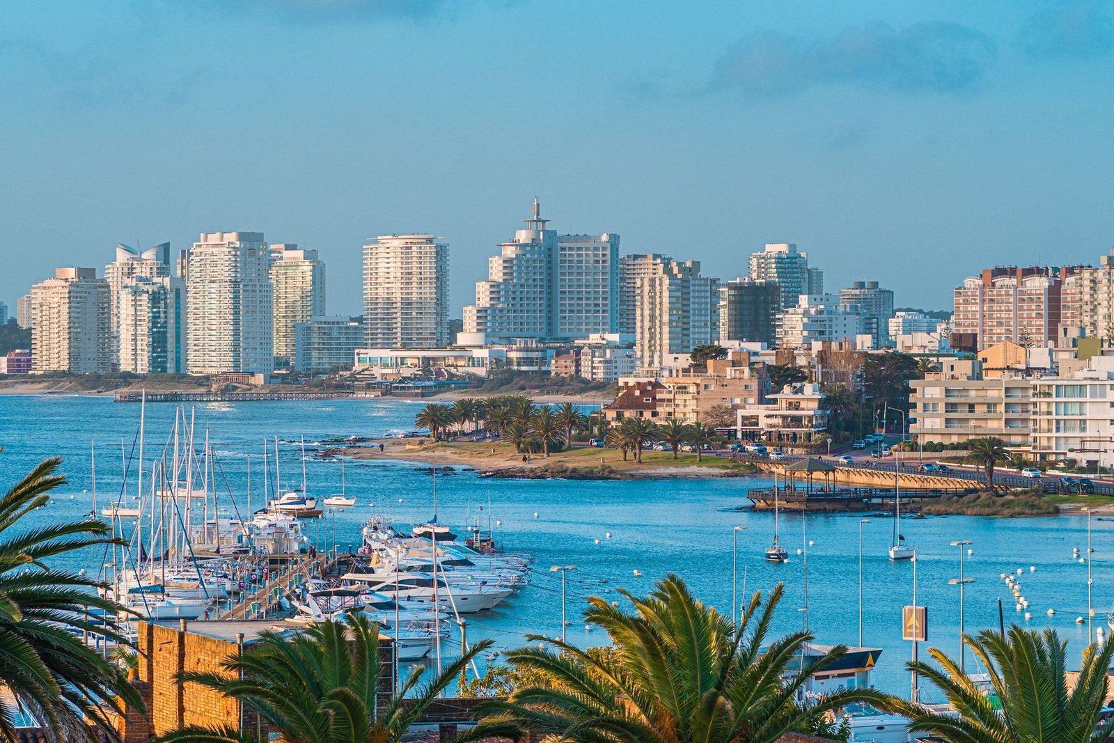Puerto de Punta del Este con veleros y torres; imagen de la zona, no de La Rinconada