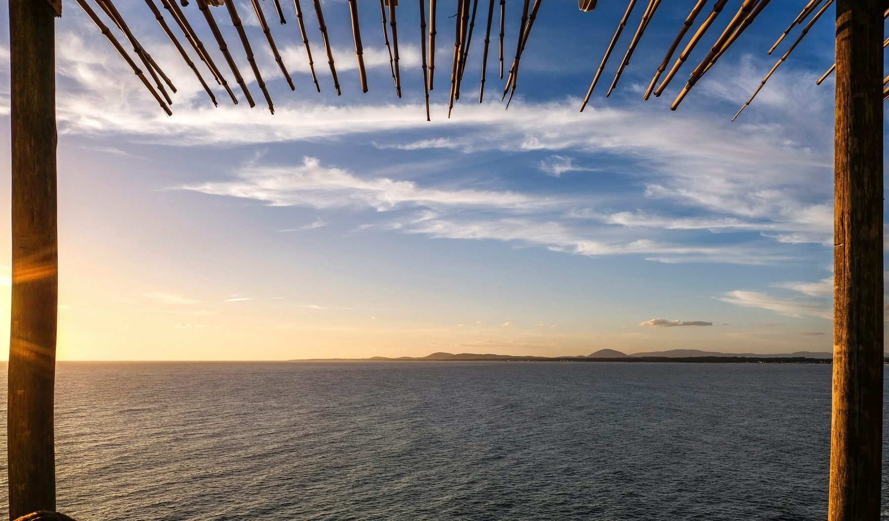 Vista al mar y a la sierra desde un quincho en Punta Ballena, al atardecer
