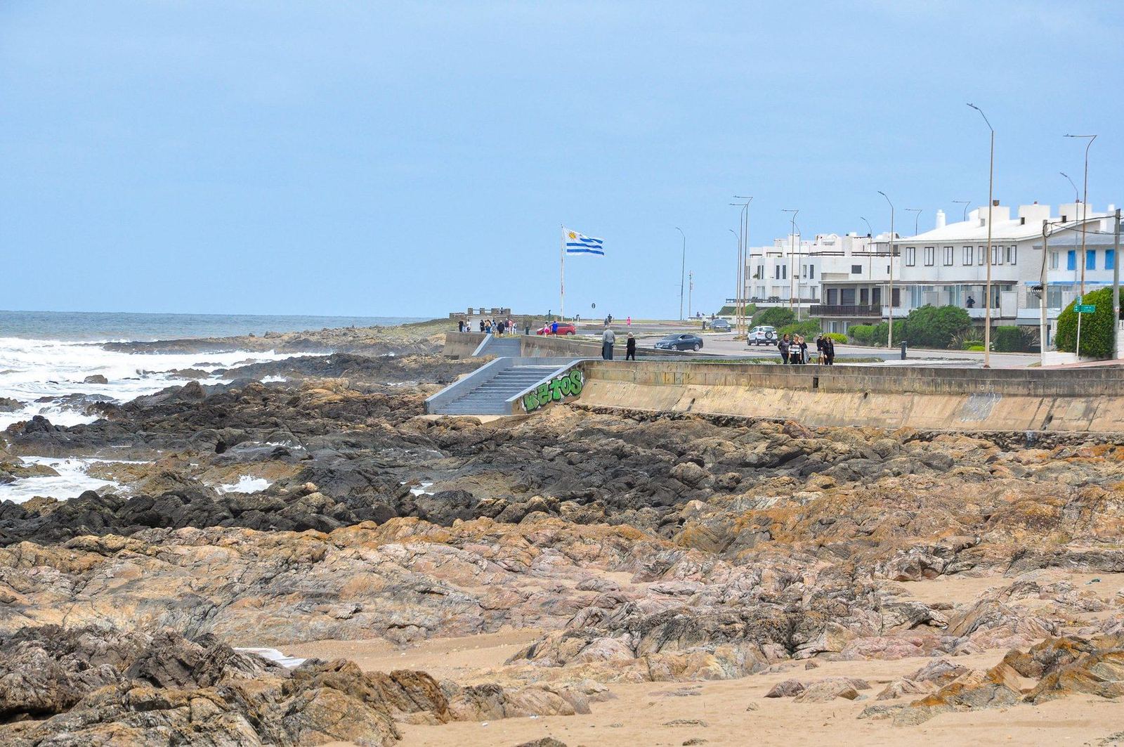 La rambla de Punta del Este fuera de temporada, con la ciudad funcionando todo el año