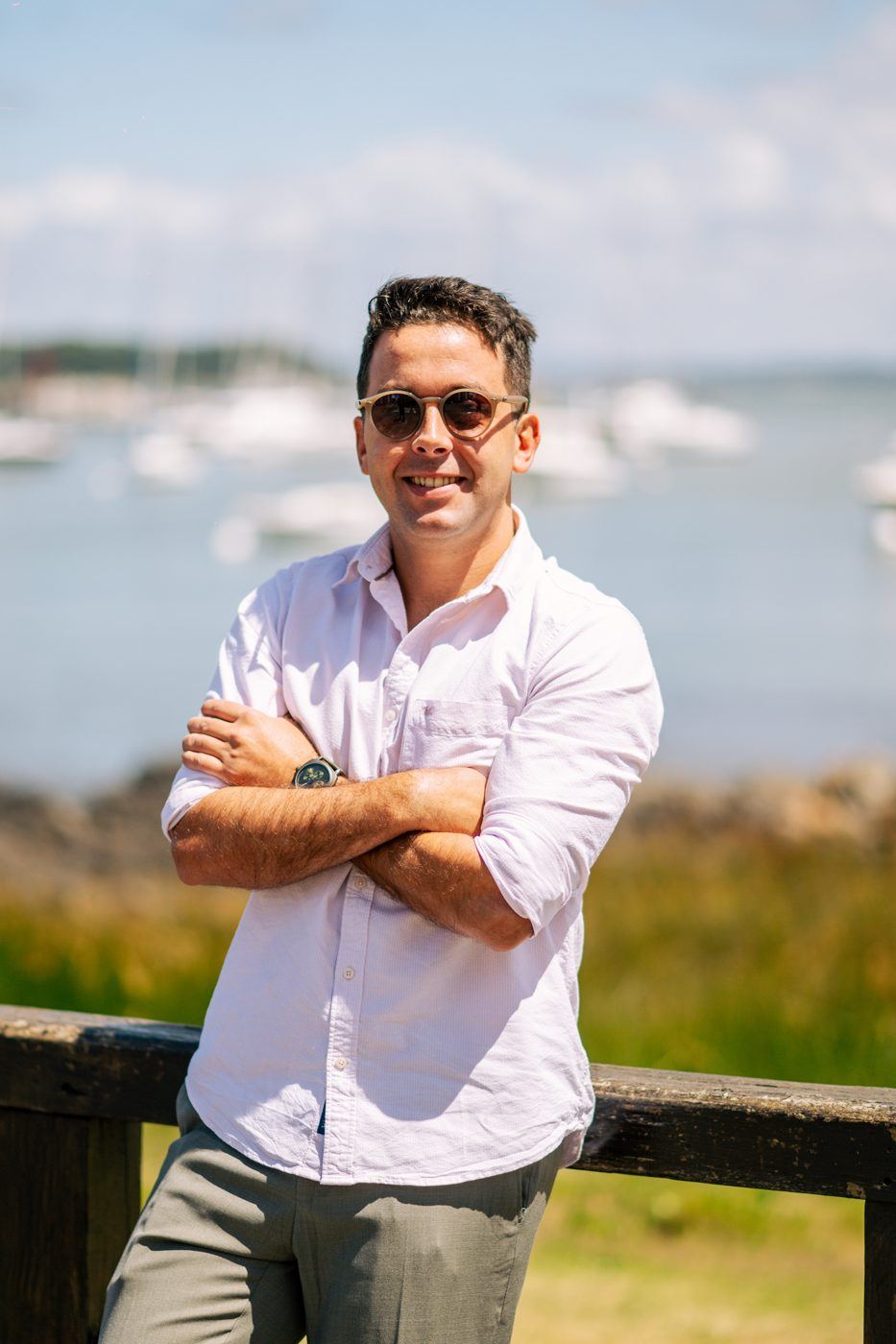 Santiago Pereyra frente a la bahía de Maldonado, con Punta del Este de fondo