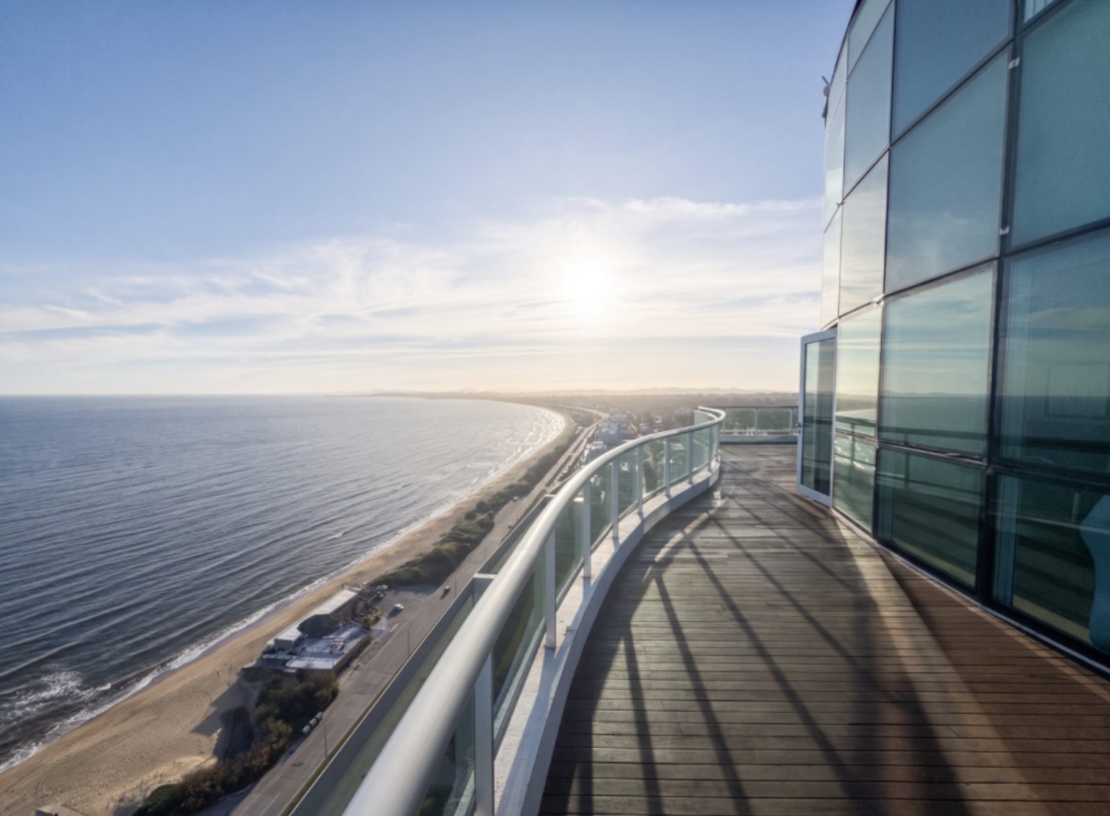 Terraço de uma torre de frente para a baía de Playa Mansa ao entardecer, Punta del Este