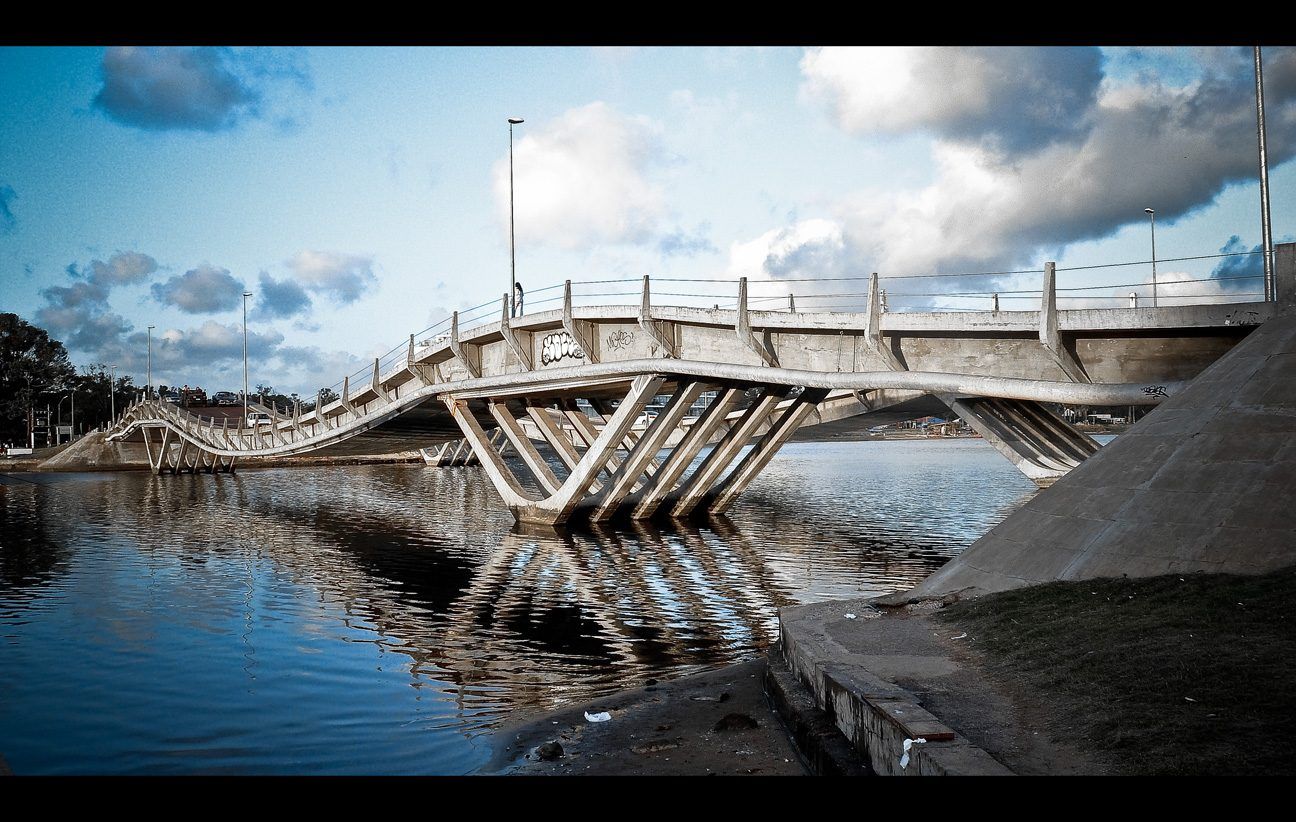 El puente ondulante de La Barra sobre el arroyo Maldonado